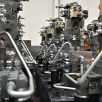 Antriebssysteme von Motrac Hydraulic in einer Lagerhalle.