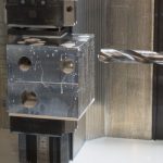 Bohrer, der in ein Gehäuse Löcher bohrt – Fertigung nach Kundenzeichnung.