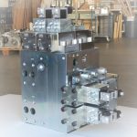 Alu Steuerblock von Motrac Hydraulic in einer Lagerhalle.