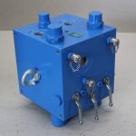 Blauer Steuerblock von Motrac Hydraulic.