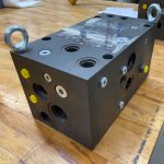 Hydraulikblock aus schwarzem Metall – Fertigung nach Kundenzeichnung.