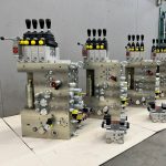 Hydraulik-Steuerblöcke von Motraxc Hydraulic in einer Lagerhalle.