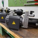 Mehrere Aggregate von Motrac Hydraulic auf einer Werkbank.