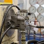 Antriebssystem Hydraulikprüfstand mit Verschlauchung und Steuerung.