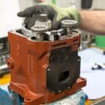 Die Hand eines Mitarbeiters von Motrac Hydraulic wartet eine Linde Hydraulik-Einheit